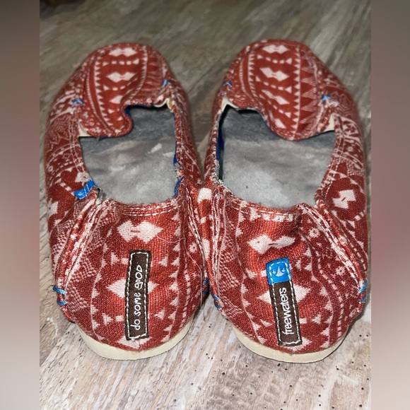 Freewaters Slip Ons! Super comfy plush inside! Size 9 - Picture 2 of 3